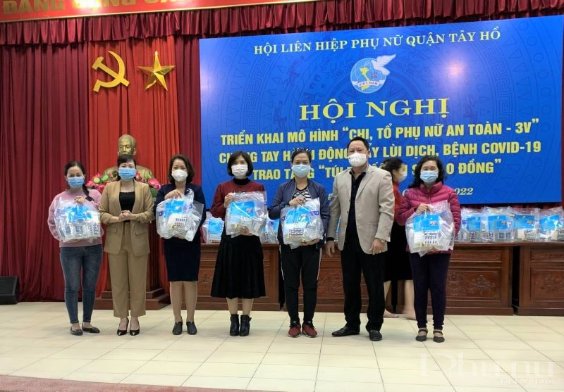 Hội Liên hiệp phụ nữ quận Tây Hồ trao “Túi thuốc an sinh 0 đồng” cho các phường trên địa bàn quận Tây Hồ.