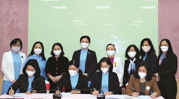 Hội LHPN Cụm thi đua 5 TP trực thuộc Trung ương đã tổ chức Ký kết giao ước thi đua năm 2022 (Ảnh: T.T)