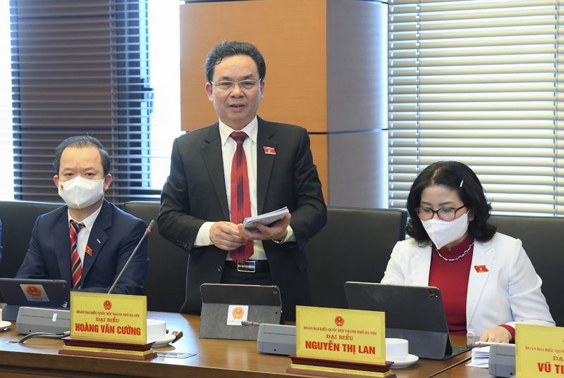 Đại biểu Hoàng Văn Cường thảo luận tại tổ