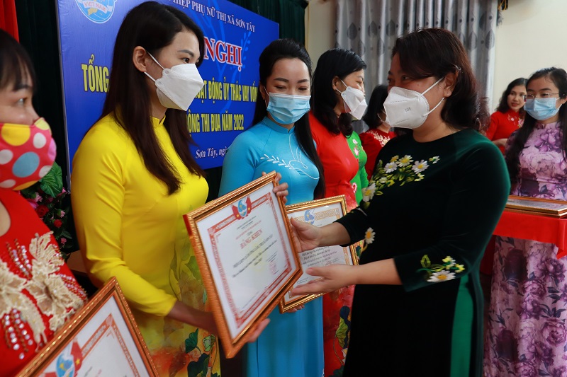 Đồng chí Nguyễn Thị Thu Thủy tặng Bằng khen của Hội LHPN Việt Nam vì đã có thành tích xuất sắc trong thực hiện phong trào thi đua và nhiệm vụ công tác Hội năm 2021