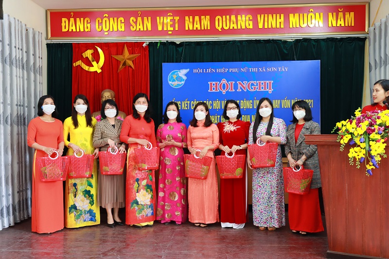 Cán bộ,  hội viên phụ nữ nhận làn nhựa tại Hội nghị