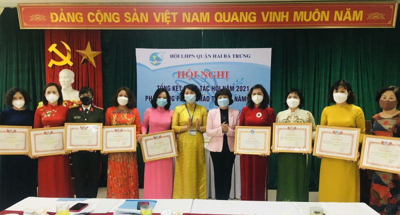 Đại diện lãnh đạo ban Dân vận Quận uỷ và Hội LHPN quận tặng bằng khen cho các đơn vị có thành tích xuất sắc trong phong trào thi đua năm 2021