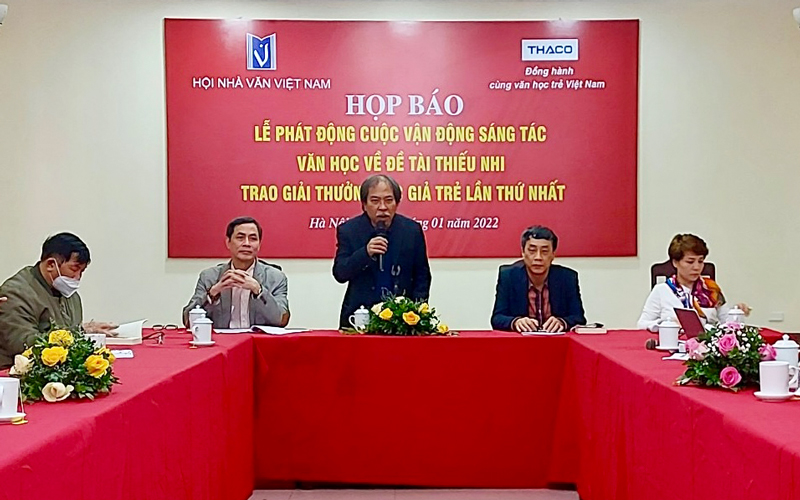 Buổi họp báo phát động cuộc vận động sáng tác văn học về đề tài thiếu nhi