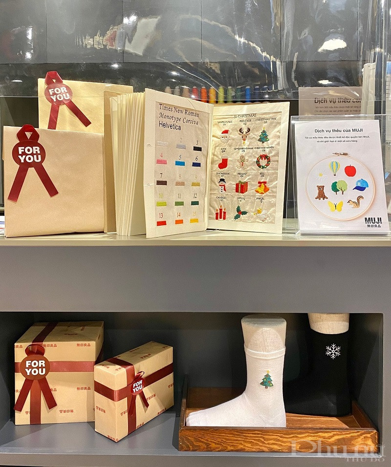 Hơn 300 mẫu th&ecirc;u v&agrave; font chữ đa dạng đ&atilde; sẵn s&agrave;ng tại cửa h&agrave;ng Muji Vincom Center Metropolis.