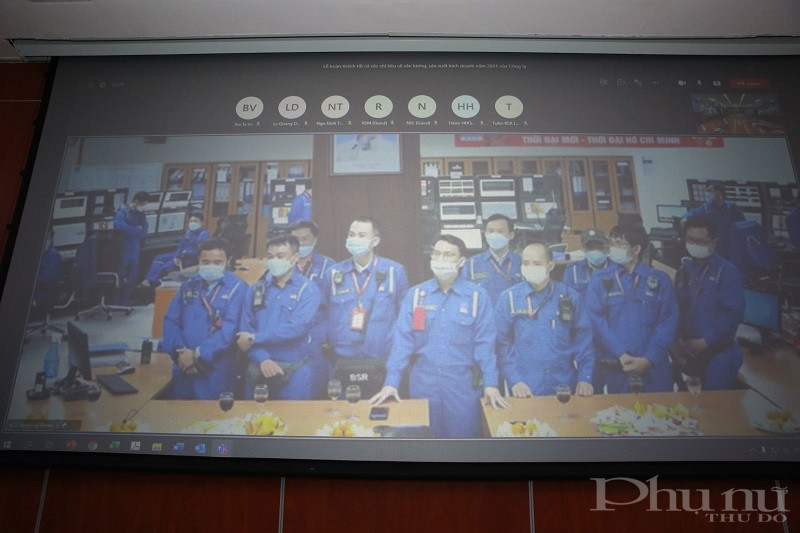 Kỹ sư vận hành Phòng Điều khiển Trung tâm Nhà máy vui mừng BSR đạt mốc hoàn thành kế hoạch sản lượng.