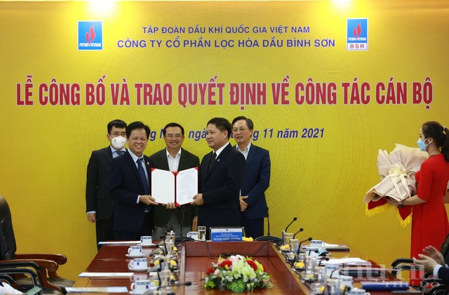 Dưới sự chứng kiến của lãnh đạo Tập đoàn, Chủ tịch HĐQT BSR Nguyễn Văn Hội trao quyết định của HĐQT BSR về việc bổ nhiệm tân Tổng Giám đốc BSR Bùi Ngọc Dương. Dưới sự chứng kiến của lãnh đạo Tập đoàn, Chủ tịch HĐQT BSR Nguyễn Văn Hội trao quyết định của HĐQT BSR về việc bổ nhiệm tân Tổng Giám đốc BSR Bùi Ngọc Dương.