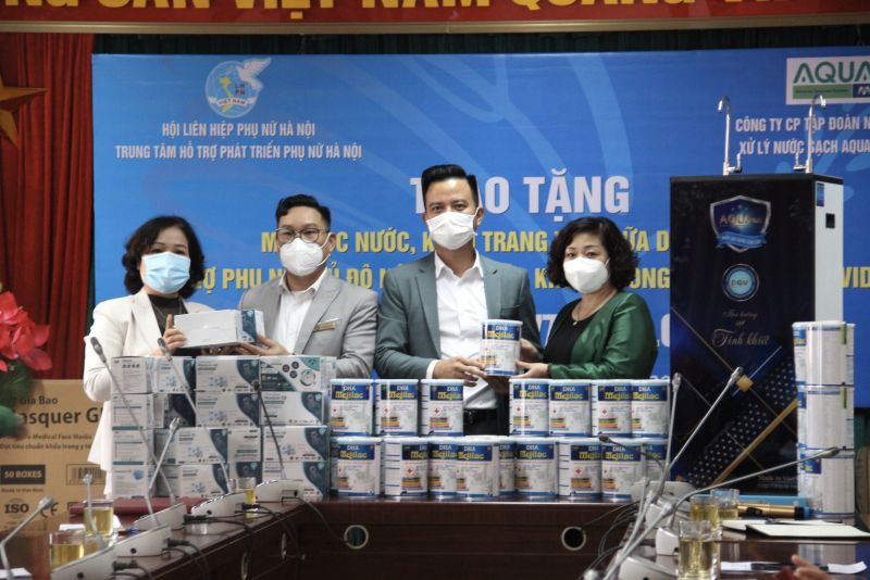 Hội LHPN TP Hà Nội và Trung tâm Hỗ trợ phát triển phụ nữ đã tiếp nhận số quà trị giá 1 tỷ 775 triệu 4 trăm ngàn đồng