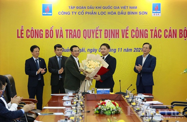 Chủ tịch Hội đồng Thành viên Tập đoàn Hoàng Quốc Vượng tặng hoa chúc mừng đồng chí Bùi Ngọc Dương giữ chức vụ Tổng Giám đốc BSR. Chủ tịch Hội đồng Thành viên Tập đoàn Hoàng Quốc Vượng tặng hoa chúc mừng đồng chí Bùi Ngọc Dương giữ chức vụ Tổng Giám đốc BSR.