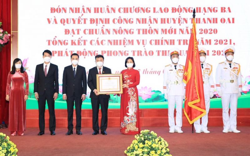 Thừa ủy quyền của Chủ tịch nước, Phó Bí thư Thường trực Thành ủy Nguyễn Thị Tuyến trao Huân chương Lao động hạng Ba cho cán bộ và Nhân dân huyện Thanh Oai. Ảnh: Phạm Hùng