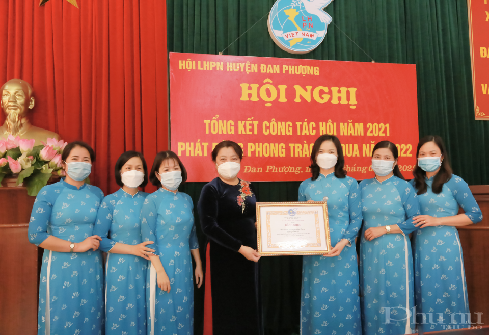 Hội LHPN Đan Phượng nhận bằng khen thành tích xuất sắc trong thực hiện phong trào thi đua và nhiệm vụ công tác Hội năm 2021.