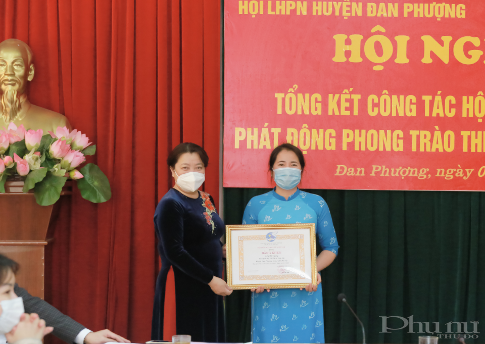 Trao tặng bằng khen 