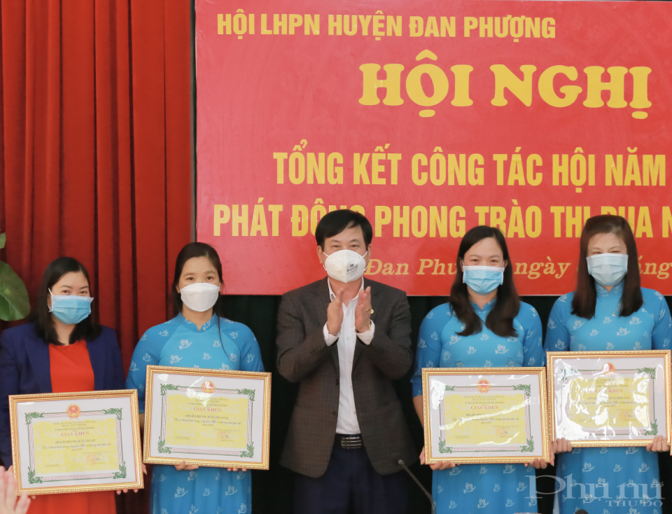 trao bằng khen cho đại diện các tập thể hội phụ nữ cơ sở có thành tích trong