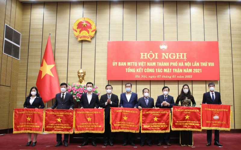 Phó Chủ tịch Ủy ban Trung ương MTTQ Việt Nam Nguyễn Hữu Dũng và Chủ tịch UBND TP Hà Nội Chu Ngọc Anh trao Cờ thi đua tới các tập thể xuất sắc, tiêu biểu.