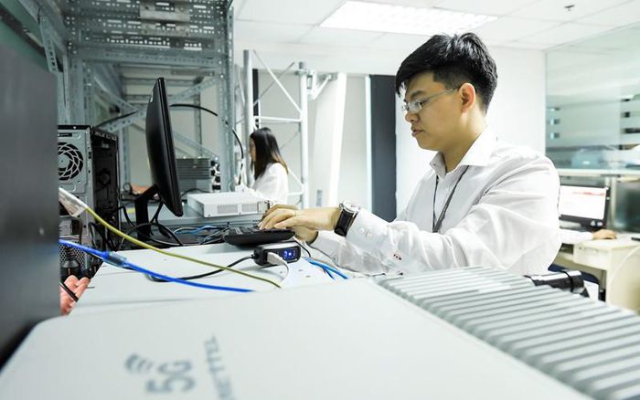 Nhóm kỹ sư sáng chế trạm thu phát viễn thông tại VHT.