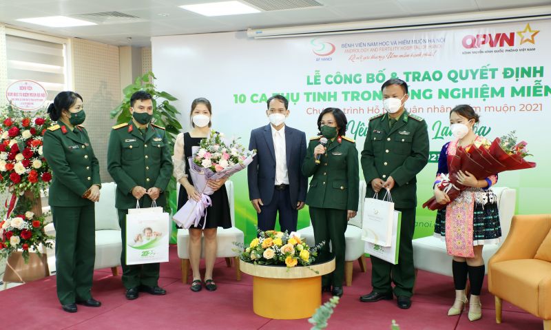Các đại biểu và gia đình quân nhân tại buổi lễ công bố và trao quyết định: “10 ca thụ tinh trong ống nghiệm miễn phí 100%”