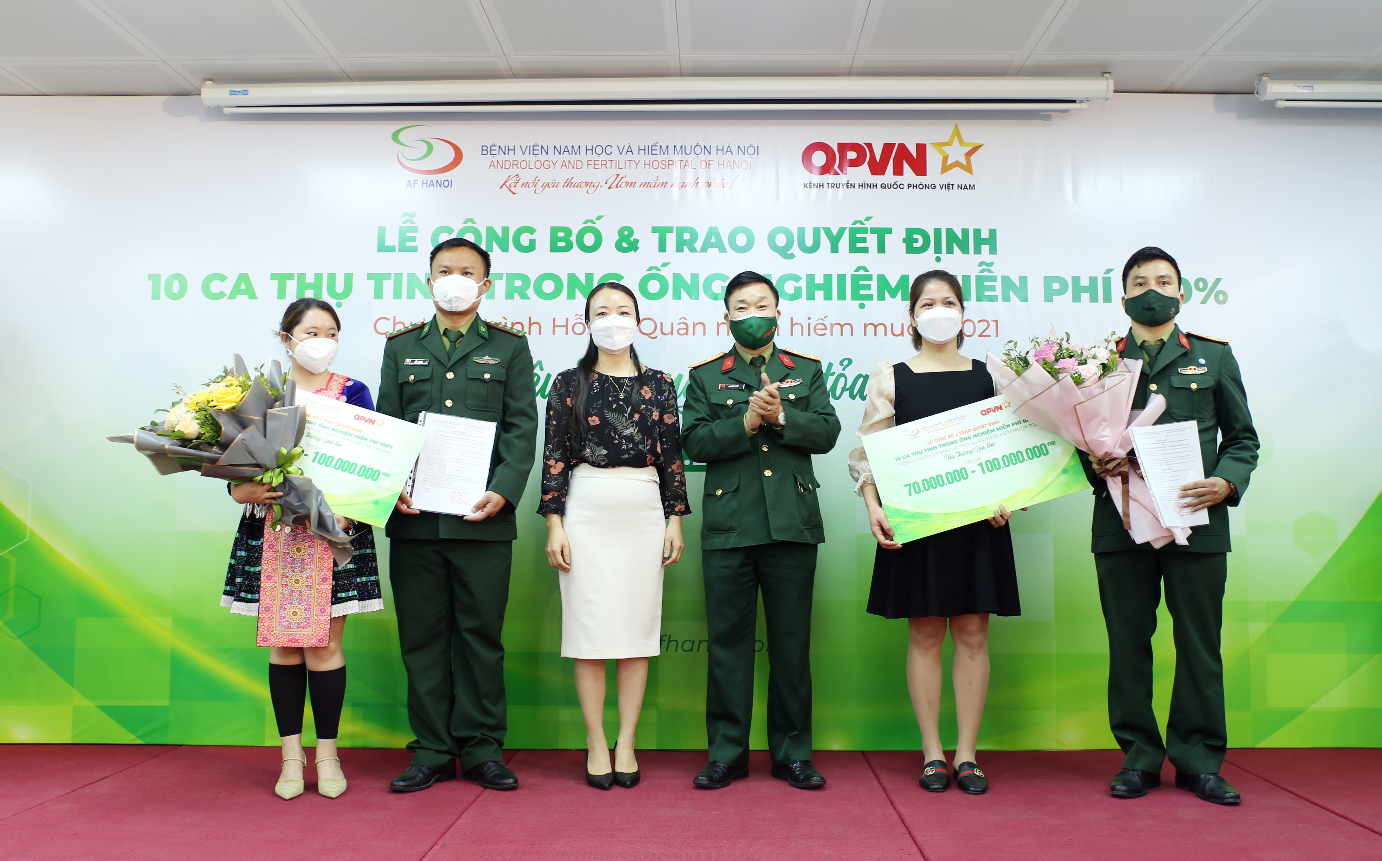 Ths.BS Lê Thị Thu Hiền và Đại tá Phí Hữu Khiết  Khi trao quyế định cho các gia đình