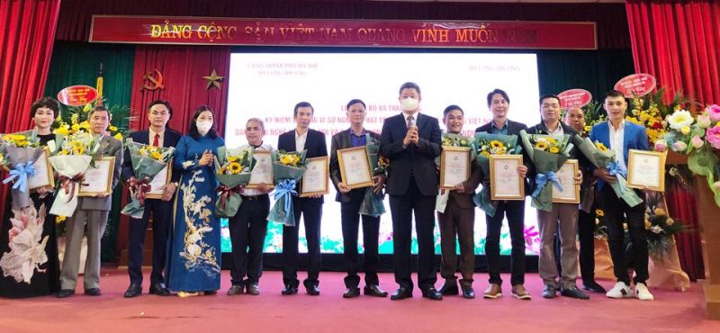 Phó Chủ tịch UBND TP Hà Nội Nguyễn Mạnh Quyền trao Giấy công nhận sản phẩm công nghiệp nông thôn tiêu biểu.