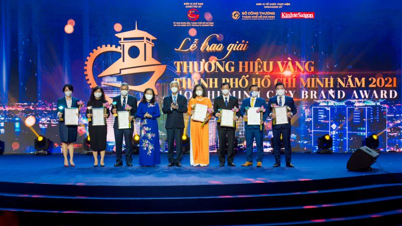 Chủ tịch Tập đoàn Hưng Thịnh chụp hình lưu niệm cùng các doanh nghiệp đạt giải trong lĩnh vực dịch vụ (bìa phải) Chủ tịch Tập đoàn Hưng Thịnh chụp hình lưu niệm cùng các doanh nghiệp đạt giải trong lĩnh vực dịch vụ (bìa phải)