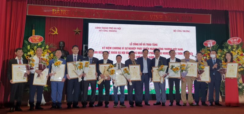 Đại diện lãnh đạo Bộ Công Thương và Sở Công Thương Hà Nội trao Giấy chứng nhận