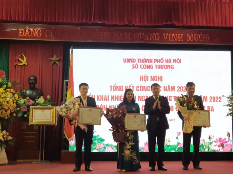 Thứ trưởng Bộ Công Thương Đỗ Thắng Hải trao Bằng khen của Bộ trưởng Bộ Công Thương cho các cá nhân có thành tích xuất sắc