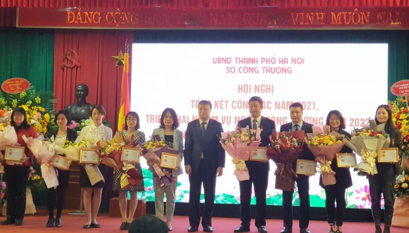 Thứ trưởng Bộ Công Thương Đỗ Thắng Hải trao Kỷ niệm chương Vì sự nghiệp phát triển ngành Công Thương cho các cá nhân xuất sắc