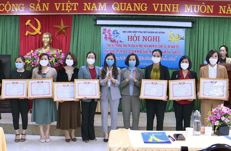 Hội LHPN quận Hà Đông khen thưởng các tập thể, cá nhân đạt thành tích xuất sắc trong công tác Hội năm 2021