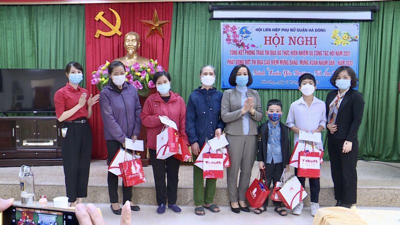 Quận Hội trao các suất quà đến phụ nữ và trẻ em có hoàn cảnh khó khăn trên địa bàn quận