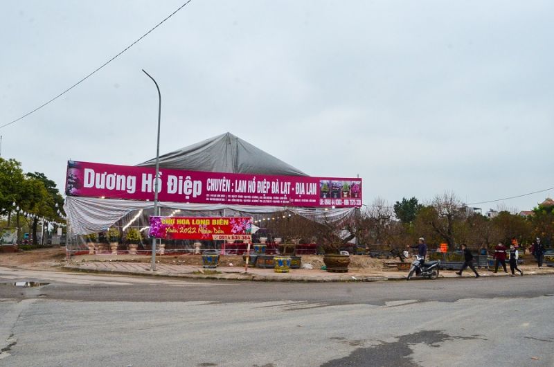 Các gian hàng bắt đầu chuẩn bị, bày bán sản phẩm