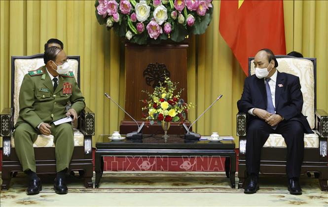 Chủ tịch nước Nguyễn Xuân Phúc tiếp Bộ trưởng Bộ Công an Lào Vilay Lakhamphong. Ảnh: Thống Nhất/TTXVN