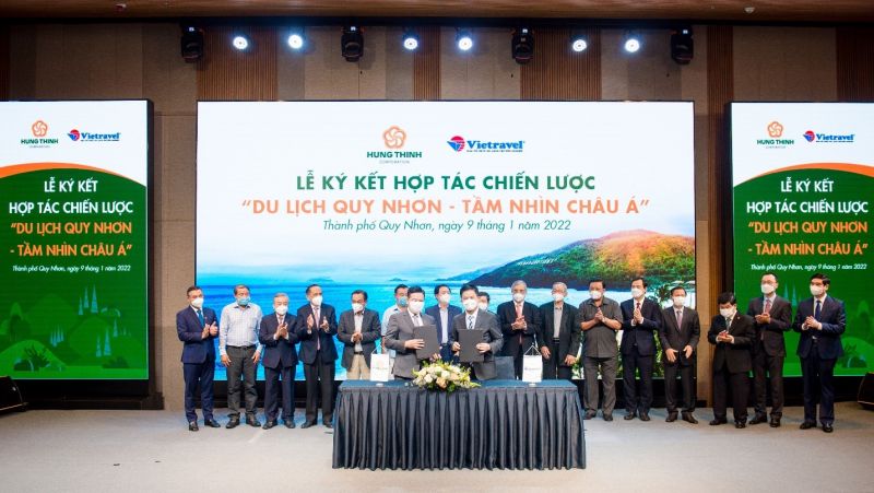 Ông Nguyễn Đình Trung – Chủ tịch Tập đoàn Hưng Thịnh (bên trái) và ông Nguyễn Quốc Kỳ - Chủ tịch HĐQT Vietravel (bên phải) ký kết hợp tác chiến lược toàn diện giữa Tập đoàn Hưng Thịnh và Công ty Vietravel