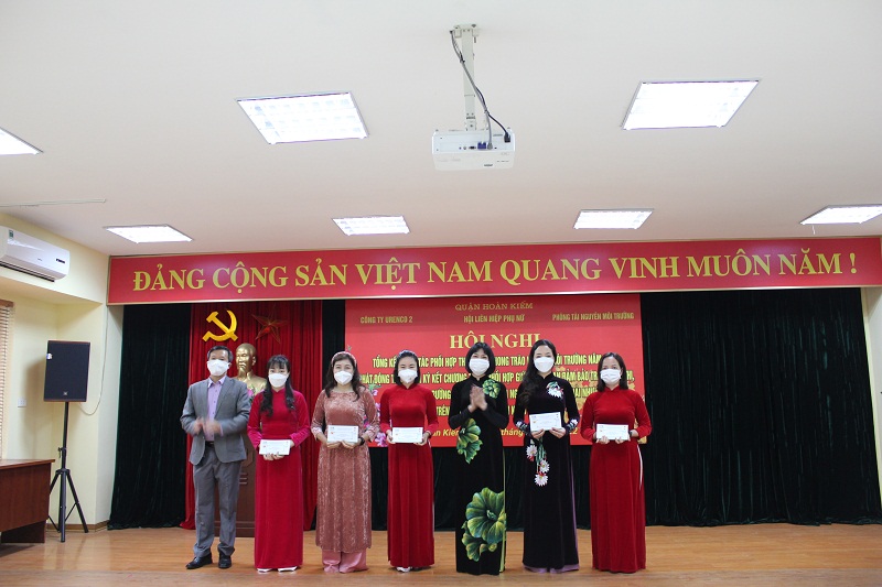 Năm 2021, 3 cơ quan đã tổ chức khen thưởng cho Hội LHPN các phường và các tổ sản xuất vì có thành tích xuất sắc