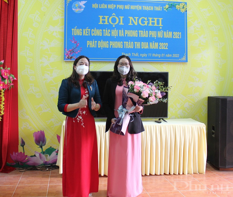 Cũng tại hội nghị, đồng ch&iacute; Khuất Thị Hồng, Chủ tịch Hội LHPN huyện Thạch Thất đ&atilde; tặng hoa chia tay đồng ch&iacute; Quy&ecirc;n, Nguy&ecirc;n Chủ tịch Hội LHPN huyện ( nay chuyển c&ocirc;ng t&aacute;c tại Ban Tổ chức huyện ủy Thạch Thất)