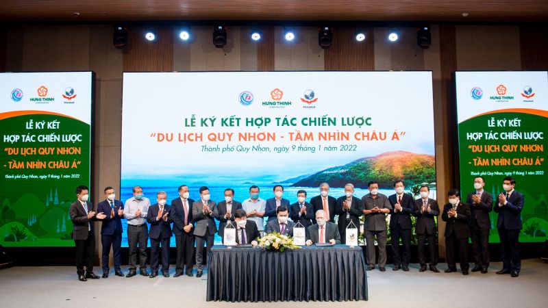 PGS.TS Đỗ Ngọc Mỹ - Hiệu trưởng Trường Đại học Quy Nhơn, ông Trương Văn Việt – Phó Chủ tịch Tập đoàn Hưng Thịnh và TS. Hank Duyverman – Giám đốc Phát triển Học thuật Pegasus Việt Nam (hàng ngồi, từ trái sang) ký kết hợp tác đào tạo nhân lực du lịch chất lượng cao. Ảnh: Hưng Thịnh Land PGS.TS Đỗ Ngọc Mỹ - Hiệu trưởng Trường Đại học Quy Nhơn, ông Trương Văn Việt – Phó Chủ tịch Tập đoàn Hưng Thịnh và TS. Hank Duyverman – Giám đốc Phát triển Học thuật Pegasus Việt Nam (hàng ngồi, từ trái sang) ký kết hợp tác đào tạo nhân lực du lịch chất lượng cao. Ảnh: Hưng Thịnh Land