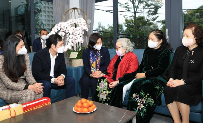 Lãnh đạo TP ân cần hỏi thăm, động viên  các gia đình chính sách