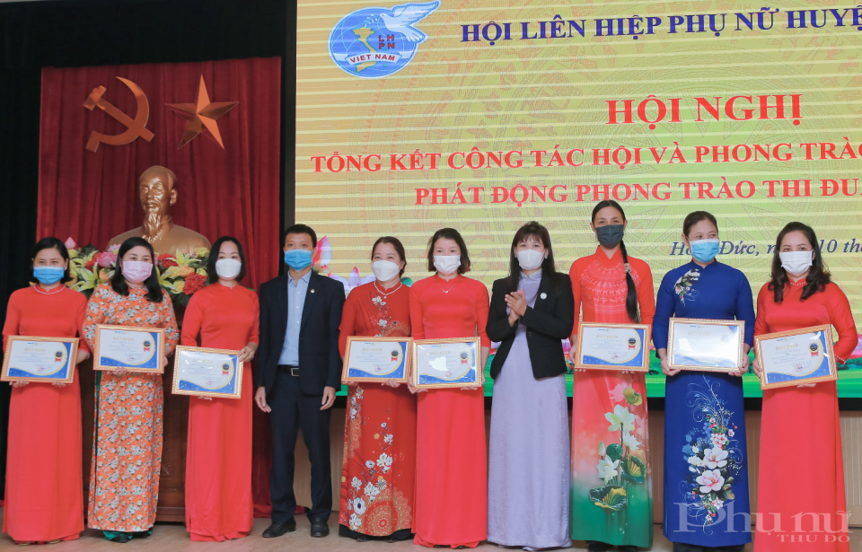 Đại  diện Công ty Bảo Việt Sơn Tây cùng