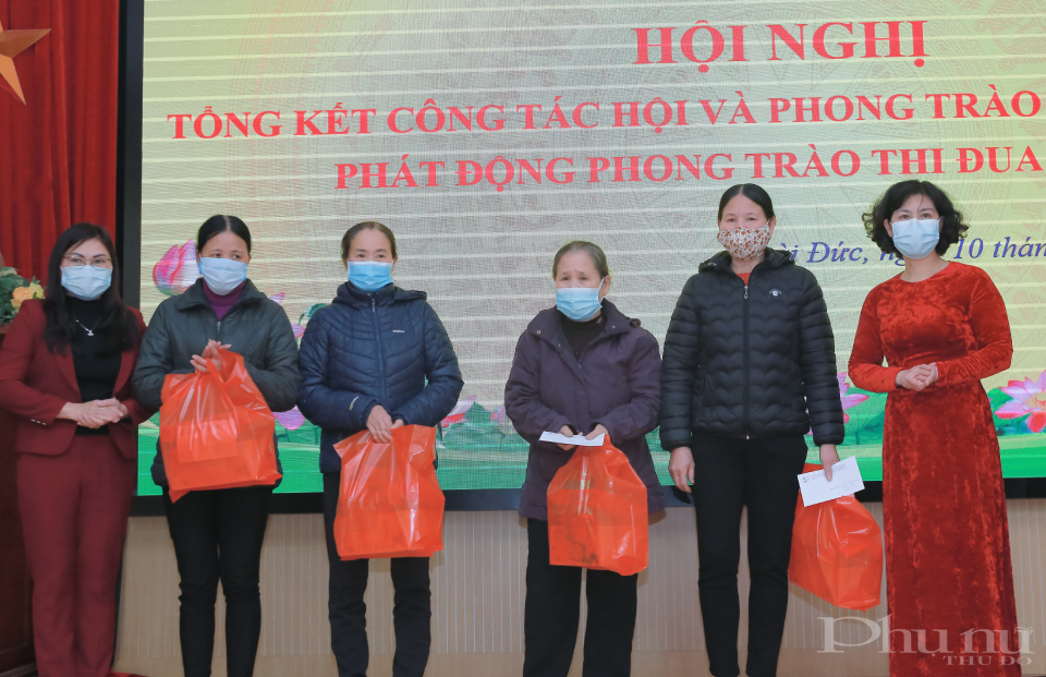 đã trao tặng 50 suất quà Tết cho hội viên phụ nữ có hoàn cảnh đặc biệt khó khăn với tổng trị giá 16,4 triệu đồng.