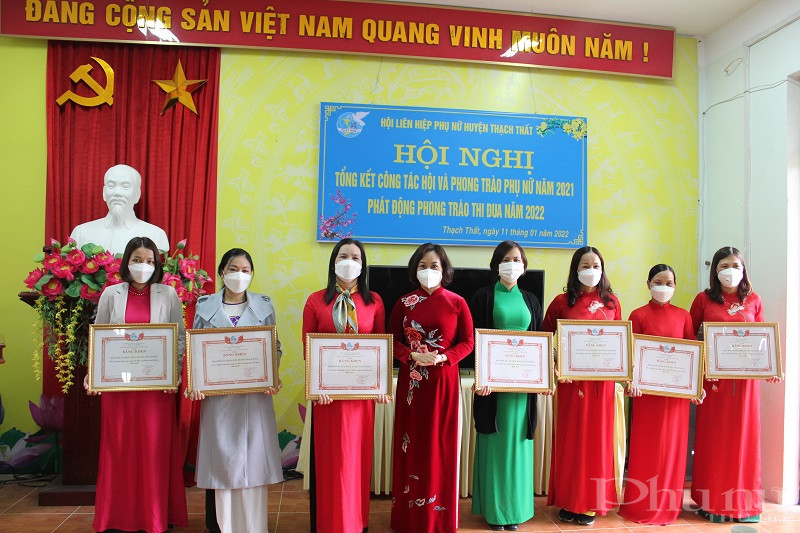 Đồng ch&iacute; Phạm Thị Thanh Hương, Ph&oacute; Chủ tịch Hội LHPN H&agrave; Nội tặng Giấy khen cho c&aacute;c tập thể c&oacute; th&agrave;nh t&iacute;ch suất sắc trong  c&ocirc;ng t&aacute;c Hội v&agrave; phong tr&agrave;o thi đua năm 2021