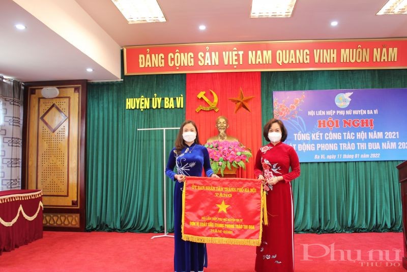 Đồng ch&iacute; Phạm Thị Thanh Hương, Ph&oacute; Chủ tịch Hội LHPN H&agrave; Nội trao Cờ đơn vị thi đua v&igrave; c&oacute; th&agrave;nh t&iacute;ch xuất sắc do UBND TP tặng.