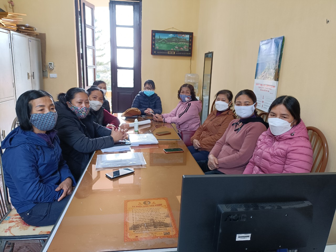 Cán bộ, hội viên phụ nữ các xã tham dự hội nghị trực tuyến qua zoom