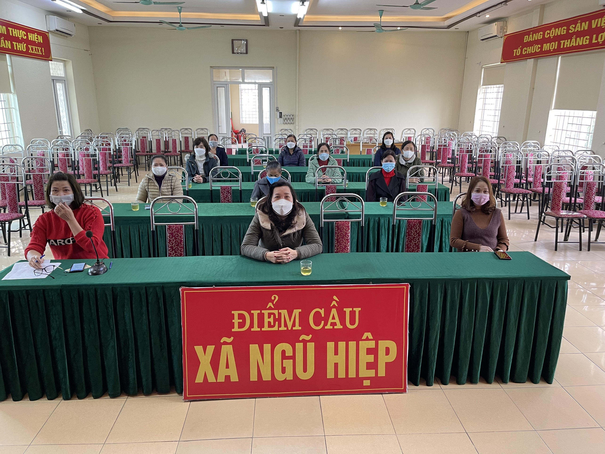 Các cán bộ, hội viên tại điểm cầu xã Ngũ Hiệp