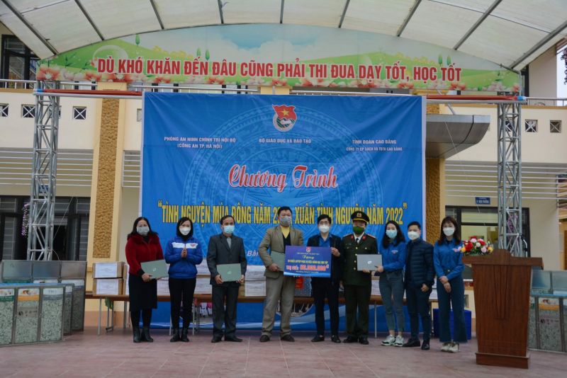 Tặng quà cho các nhà trường