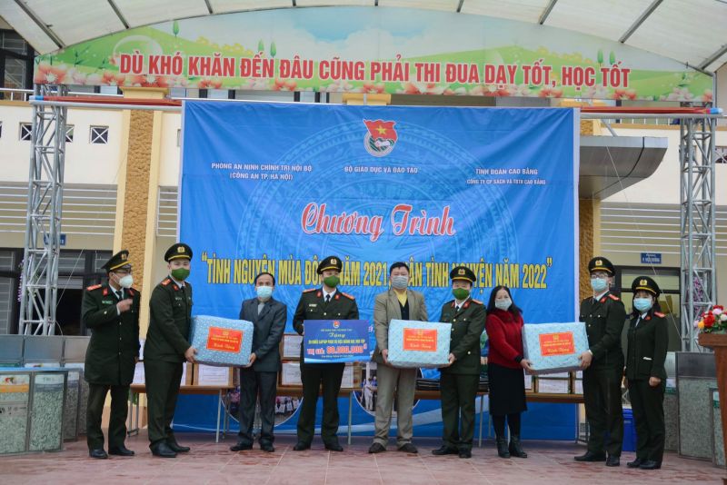 Cán bộ chiến sĩ Phòng An ninh chính trị nội bộ trao tặng thiết bị dạy và học cho các nhà trường