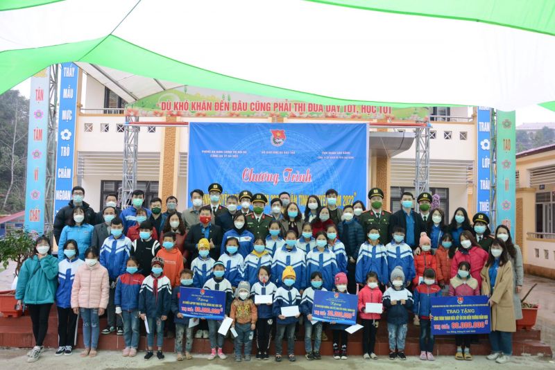 Cán bộ chiến sĩ Phòng An ninh chính trị nội bộ, Công an Hà Nội trao quà tặng thầy và trò các trường