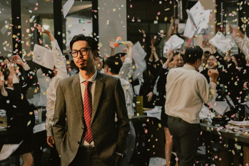 Rapper Đen Vâu trong MV Tết “Mang tiền về cho mẹ”