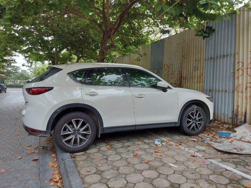Chiếc xe ô tô Mazda CX5 bị ngân hàng VIB xích bánh xe, niêm phong cánh cửa Chiếc xe ô tô Mazda CX5 bị ngân hàng VIB xích bánh xe, niêm phong cánh cửa