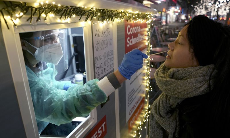 Nhân viên y tế lấy mẫu xét nghiệm nCoV tại Berlin, Đức