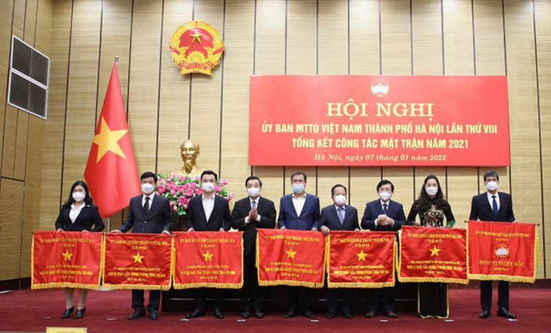 Chủ tịch UBND TP Chu Ngọc Anh trao Cờ đơn vị xuất sắc phong trào thi đua cho các đơn vị Chủ tịch UBND TP Chu Ngọc Anh trao Cờ đơn vị xuất sắc phong trào thi đua cho các đơn vị