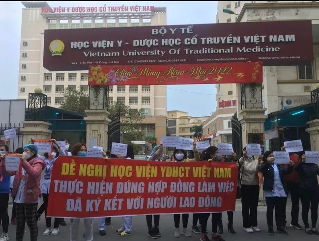 Hàng chục nhân viên y tế cầm băng rôn đề nghị Học viện Y dược học cổ truyền Việt Nam thực hiện đúng hợp đồng lao động Hàng chục nhân viên y tế cầm băng rôn đề nghị Học viện Y dược học cổ truyền Việt Nam thực hiện đúng hợp đồng lao động