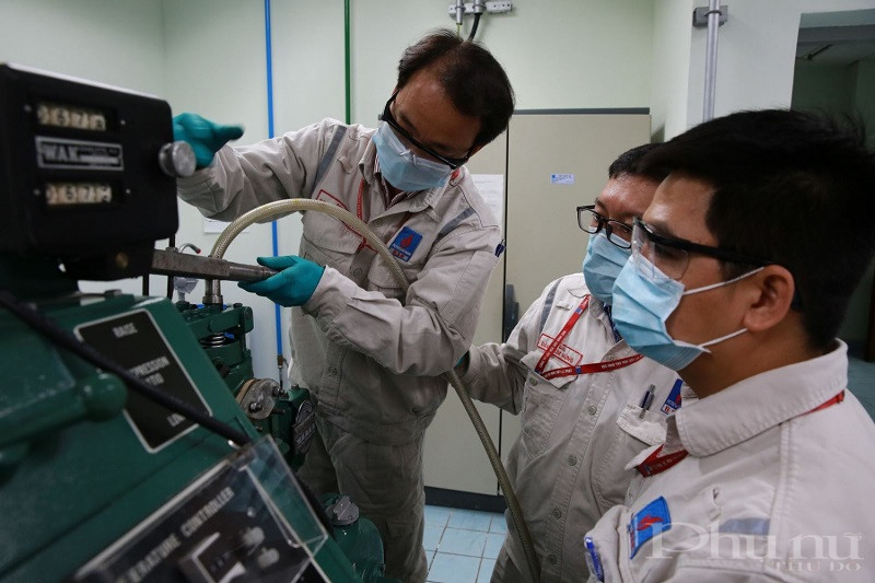 Nhóm kỹ sư bảo dưỡng thiết bị RON