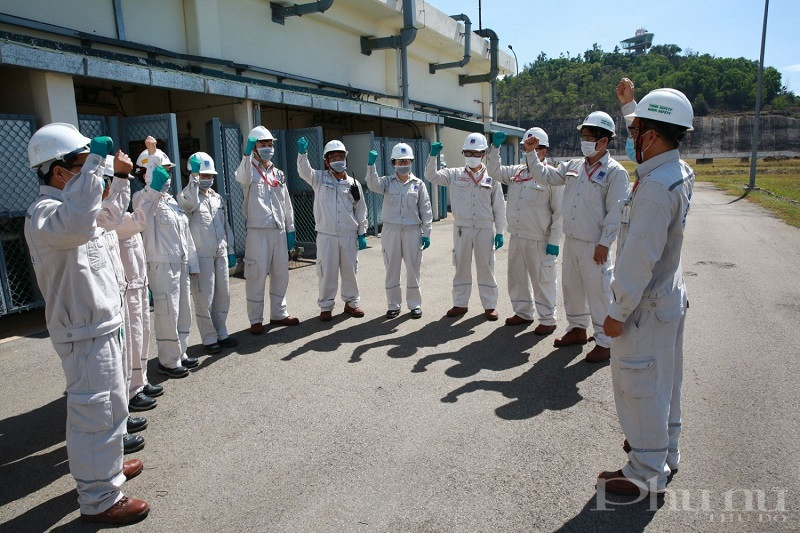 Đội Xung kích chăm sóc thiết bị Phòng Thí nghiệm thể hiện quyết tâm ngày ra quân.